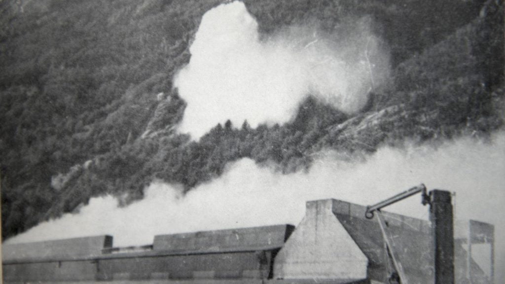 Bjølvefossen Tatt fra fabrikk- området i de få sekundene vannsøyla sto ut av røret. Foto: Ukjent