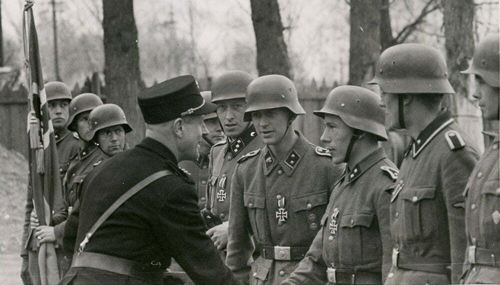 Riisnæs i Leningrad 1942 Sverre Riisnæs hilser på soldater ved Leningrad i mai 1942. Den norske justisministeren laget bla radioinnslag for NRK fra østfronten.
Foto: Tysk propaganda avdeling/Riksarkivet.