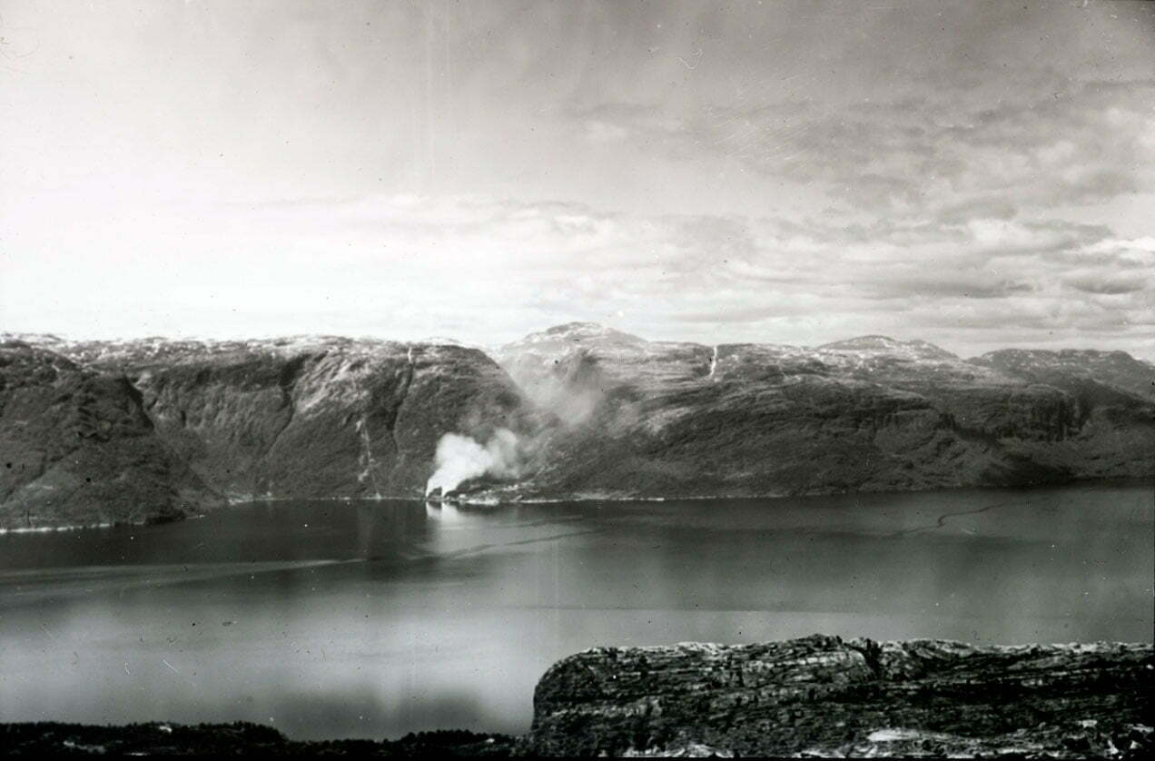 Ålvik_i_Hardanger Bjølvefossen i Ålvik sett fra andre siden av Hardangerfjorden. Foto Norsk Kartmuseum